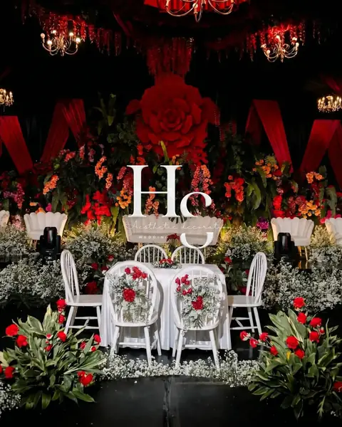 Dekorasi wedding merah elegan dan dramatis di Purwakarta