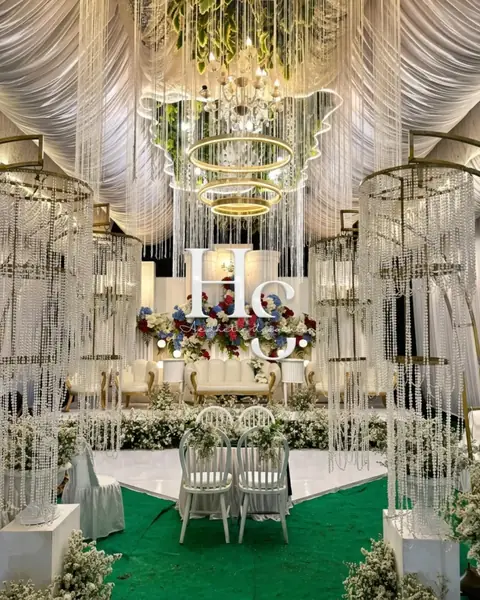 Dekorasi pelaminan mewah dengan crystal curtain di Purwakarta