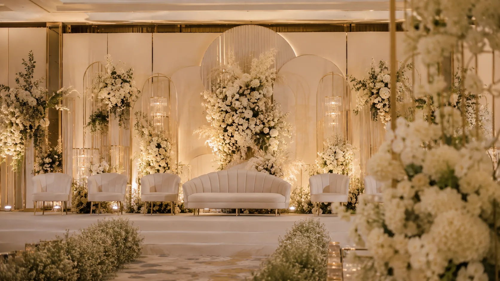 Dekorasi pelaminan Purwakarta dengan backdrop bunga elegan