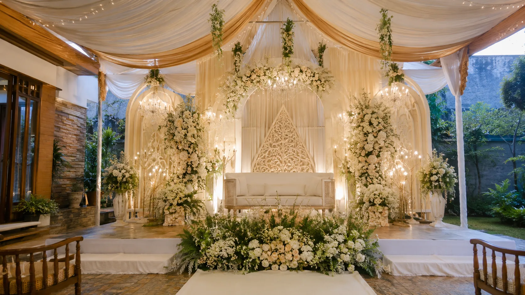 Dekorasi wedding rumah Purwakarta dengan pelaminan elegan dan tenda rapi