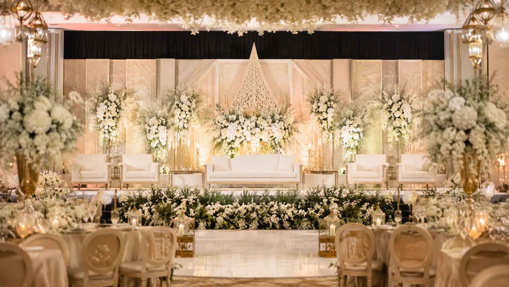 Dekorasi wedding Subang dengan pelaminan elegan dan lighting hangat